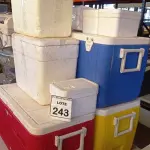 LOTE 243 - 03 CAIXAS TÉRMICAS E 06 CAIXAS DE ISOPORES DE TAMANHOS DIVERSOS. (NO ESTADO) ATENÇÃO! FAZER A VISITAÇÃO ANTES DE ARREMATAR, NÃO SABEMOS SE FUNCIONA, LEILÃO NÃO TEM GARANTIA E NEM DEVOLUÇÃO, SUJEITO A POSSÍVEIS AVARIAS VISÍVEIS/OCULTAS E/OU AUSÊNCIA DE COMPONENTES.