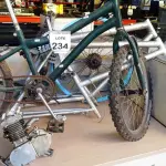 LOTE 234 - 02 QUADROS DE ALUMÍNIO, 01 MOTOR PARA BIKE INCOMPLETO E 01 BIKE INFANTIL. (NO ESTADO) ATENÇÃO! FAZER A VISITAÇÃO ANTES DE ARREMATAR, NÃO SABEMOS SE FUNCIONA, LEILÃO NÃO TEM GARANTIA E NEM DEVOLUÇÃO, SUJEITO A POSSÍVEIS AVARIAS VISÍVEIS/OCULTAS E/OU AUSÊNCIA DE COMPONENTES.