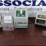 LOTE 268 - 02 RELÓGIOS DE PONTO E 01 PROTOCOLADOR. (NO ESTADO) ATENÇÃO! FAZER A VISITAÇÃO ANTES DE ARREMATAR, NÃO SABEMOS SE FUNCIONA, LEILÃO NÃO TEM GARANTIA E NEM DEVOLUÇÃO, SUJEITO A POSSÍVEIS AVARIAS VISÍVEIS/OCULTAS E/OU AUSÊNCIA DE COMPONENTES.
