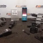 LOTE 019 - 03 SWITCHES 24 PORTAS, 05 CÂMERAS DE MONITORAMENTO DE MODELOS DIVERSOS, 02 FONES OPERADOR, 01 MÁQUINA DE CARTÃO E 01 TELEFONE. (NO ESTADO) ATENÇÃO! FAZER A VISITAÇÃO ANTES DE ARREMATAR, NÃO SABEMOS SE FUNCIONA, LEILÃO NÃO TEM GARANTIA E NEM DEVOLUÇÃO, SUJEITO A POSSÍVEIS AVARIAS VISÍVEIS/OCULTAS E/OU AUSÊNCIA DE COMPONENTES.