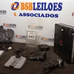 LOTE 043 - 01 HDX 700 POLYCOM, 01 CONTROLADOR PELCO KBD300A COM JOYSTICK, 01 CONTROLADOR AXIS 295, 01 APARELHO DE AUDIOCONFERÊNCIA, 02 LEITORES DE CÓDIGO DE BARRAS E 01 APARELHO DE TELECOMUNICAÇÃO AVAYA. (NO ESTADO) ATENÇÃO! FAZER A VISITAÇÃO ANTES DE ARREMATAR, NÃO SABEMOS SE FUNCIONA, LEILÃO NÃO TEM GARANTIA E NEM DEVOLUÇÃO, SUJEITO A POSSÍVEIS AVARIAS VISÍVEIS/OCULTAS E/OU AUSÊNCIA DE COMPONENTES.