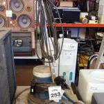 LOTE 253 - 01 ENCERADEIRA ELÉTRICA. (NO ESTADO) ATENÇÃO! FAZER A VISITAÇÃO ANTES DE ARREMATAR, NÃO SABEMOS SE FUNCIONA, LEILÃO NÃO TEM GARANTIA E NEM DEVOLUÇÃO, SUJEITO A POSSÍVEIS AVARIAS VISÍVEIS/OCULTAS E/OU AUSÊNCIA DE COMPONENTES.