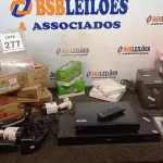 LOTE 277 - 03 DVD’S MARCA LG, 01 SWITCH DELL, 01 ESTABILIZADOR, 05 CÂMERAS DE SEGURANÇA, 02 LEITORES DE CÓDIGOS DE BARRA E CABOS VARIADOS. (NO ESTADO) ATENÇÃO! FAZER A VISITAÇÃO ANTES DE ARREMATAR, NÃO SABEMOS SE FUNCIONA, LEILÃO NÃO TEM GARANTIA E NEM DEVOLUÇÃO, SUJEITO A POSSÍVEIS AVARIAS VISÍVEIS/OCULTAS E/OU AUSÊNCIA DE COMPONENTES.