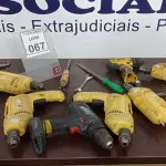 LOTE 067 - 06 FURADEIRAS, 02 PARAFUSADEIRAS COM AVARIAS, 02 LIMAS, 01 CHAVE DE RODA E 02 LIMAS. (NO ESTADO) ATENÇÃO! FAZER A VISITAÇÃO ANTES DE ARREMATAR, NÃO SABEMOS SE FUNCIONA, LEILÃO NÃO TEM GARANTIA E NEM DEVOLUÇÃO, SUJEITO A POSSÍVEIS AVARIAS VISÍVEIS/OCULTAS E/OU AUSÊNCIA DE COMPONENTES.