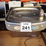LOTE 241 - 01 BEBEDOURO DE PARE EM INOX MARCA IBBL. (NO ESTADO) ATENÇÃO! FAZER A VISITAÇÃO ANTES DE ARREMATAR, NÃO SABEMOS SE FUNCIONA, LEILÃO NÃO TEM GARANTIA E NEM DEVOLUÇÃO, SUJEITO A POSSÍVEIS AVARIAS VISÍVEIS/OCULTAS E/OU AUSÊNCIA DE COMPONENTES.