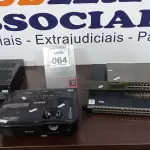 LOTE 064 - 01 PROJETOR, 02 SWITCHES E 01 MIXER AMPLIFICADOR. (NO ESTADO) ATENÇÃO! FAZER A VISITAÇÃO ANTES DE ARREMATAR, NÃO SABEMOS SE FUNCIONA, LEILÃO NÃO TEM GARANTIA E NEM DEVOLUÇÃO, SUJEITO A POSSÍVEIS AVARIAS VISÍVEIS/OCULTAS E/OU AUSÊNCIA DE COMPONENTES.