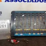 LOTE 261 - 01 MESA DE SOM MARCA ONEAL. (NO ESTADO) ATENÇÃO! FAZER A VISITAÇÃO ANTES DE ARREMATAR, NÃO SABEMOS SE FUNCIONA, LEILÃO NÃO TEM GARANTIA E NEM DEVOLUÇÃO, SUJEITO A POSSÍVEIS AVARIAS VISÍVEIS/OCULTAS E/OU AUSÊNCIA DE COMPONENTES.