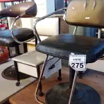 LOTE 275 - 02 CADEIRAS PARA CABELEREIRO E 01 BANCO DE MANICURE. (NO ESTADO) ATENÇÃO! FAZER A VISITAÇÃO ANTES DE ARREMATAR, NÃO SABEMOS SE FUNCIONA, LEILÃO NÃO TEM GARANTIA E NEM DEVOLUÇÃO, SUJEITO A POSSÍVEIS AVARIAS VISÍVEIS/OCULTAS E/OU AUSÊNCIA DE COMPONENTES.