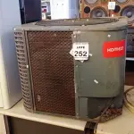 LOTE 252 - 01 CONDENSADORA MARCA KOMECO. (NO ESTADO) ATENÇÃO! FAZER A VISITAÇÃO ANTES DE ARREMATAR, NÃO SABEMOS SE FUNCIONA, LEILÃO NÃO TEM GARANTIA E NEM DEVOLUÇÃO, SUJEITO A POSSÍVEIS AVARIAS VISÍVEIS/OCULTAS E/OU AUSÊNCIA DE COMPONENTES.