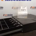 LOTE 021 - 01 GAVETA DE DINHEIRO. (NO ESTADO) ATENÇÃO! FAZER A VISITAÇÃO ANTES DE ARREMATAR, NÃO SABEMOS SE FUNCIONA, LEILÃO NÃO TEM GARANTIA E NEM DEVOLUÇÃO, SUJEITO A POSSÍVEIS AVARIAS VISÍVEIS/OCULTAS E/OU AUSÊNCIA DE COMPONENTES.