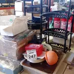 LOTE 247 - 02 FRUTEIRAS, 01 LOTE COM GRANDE QUANTIDADE DE TAÇAS DE PLÁSTICO E ITENS DE COZINHA DIVERSOS. (NO ESTADO) ATENÇÃO! FAZER A VISITAÇÃO ANTES DE ARREMATAR, NÃO SABEMOS SE FUNCIONA, LEILÃO NÃO TEM GARANTIA E NEM DEVOLUÇÃO, SUJEITO A POSSÍVEIS AVARIAS VISÍVEIS/OCULTAS E/OU AUSÊNCIA DE COMPONENTES.