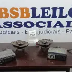 LOTE 291 - 02 APARELHOS DE SOM AUTOMOTIVO E 02 ALTO-FALANTES. (NO ESTADO) ATENÇÃO! FAZER A VISITAÇÃO ANTES DE ARREMATAR, NÃO SABEMOS SE FUNCIONA, LEILÃO NÃO TEM GARANTIA E NEM DEVOLUÇÃO, SUJEITO A POSSÍVEIS AVARIAS VISÍVEIS/OCULTAS E/OU AUSÊNCIA DE COMPONENTES.