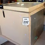 LOTE 232 - 01 CAIXA TÉRMICA. (NO ESTADO) ATENÇÃO! FAZER A VISITAÇÃO ANTES DE ARREMATAR, NÃO SABEMOS SE FUNCIONA, LEILÃO NÃO TEM GARANTIA E NEM DEVOLUÇÃO, SUJEITO A POSSÍVEIS AVARIAS VISÍVEIS/OCULTAS E/OU AUSÊNCIA DE COMPONENTES.