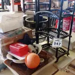 LOTE 247 - 02 FRUTEIRAS, 01 LOTE COM GRANDE QUANTIDADE DE TAÇAS DE PLÁSTICO E ITENS DE COZINHA DIVERSOS. (NO ESTADO) ATENÇÃO! FAZER A VISITAÇÃO ANTES DE ARREMATAR, NÃO SABEMOS SE FUNCIONA, LEILÃO NÃO TEM GARANTIA E NEM DEVOLUÇÃO, SUJEITO A POSSÍVEIS AVARIAS VISÍVEIS/OCULTAS E/OU AUSÊNCIA DE COMPONENTES.