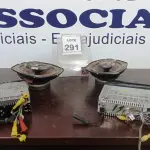 LOTE 291 - 02 APARELHOS DE SOM AUTOMOTIVO E 02 ALTO-FALANTES. (NO ESTADO) ATENÇÃO! FAZER A VISITAÇÃO ANTES DE ARREMATAR, NÃO SABEMOS SE FUNCIONA, LEILÃO NÃO TEM GARANTIA E NEM DEVOLUÇÃO, SUJEITO A POSSÍVEIS AVARIAS VISÍVEIS/OCULTAS E/OU AUSÊNCIA DE COMPONENTES.