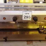 LOTE 295 - 01 MÁQUINA DE CAFÉ EXPRESSO INDUSTRIAL. (NO ESTADO) ATENÇÃO! FAZER A VISITAÇÃO ANTES DE ARREMATAR, NÃO SABEMOS SE FUNCIONA. LEILÃO NÃO TEM GARANTIA E NEM DEVOLUÇÃO, SUJEITO A POSSÍVEIS AVARIAS VISÍVEIS/OCULTAS E/OU AUSÊNCIA DE COMPONENTES.