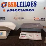 LOTE 264 - 02 BALANÇAS PEDIÁTRICA PESO MAX. 10/25KG. (NO ESTADO) ATENÇÃO! FAZER A VISITAÇÃO ANTES DE ARREMATAR, NÃO SABEMOS SE FUNCIONA, LEILÃO NÃO TEM GARANTIA E NEM DEVOLUÇÃO, SUJEITO A POSSÍVEIS AVARIAS VISÍVEIS/OCULTAS E/OU AUSÊNCIA DE COMPONENTES.