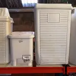 LOTE 260 - 04 LIXEIRAS TAMANHOS E FORMATOS DIVERSOS. (NO ESTADO) ATENÇÃO! FAZER A VISITAÇÃO ANTES DE ARREMATAR, NÃO SABEMOS SE FUNCIONA, LEILÃO NÃO TEM GARANTIA E NEM DEVOLUÇÃO, SUJEITO A POSSÍVEIS AVARIAS VISÍVEIS/OCULTAS E/OU AUSÊNCIA DE COMPONENTES.