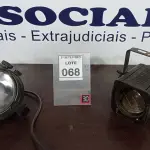 LOTE 068 - 02 REFLETORES DE PALCO. (NO ESTADO) ATENÇÃO! FAZER A VISITAÇÃO ANTES DE ARREMATAR, NÃO SABEMOS SE FUNCIONA, LEILÃO NÃO TEM GARANTIA E NEM DEVOLUÇÃO, SUJEITO A POSSÍVEIS AVARIAS VISÍVEIS/OCULTAS E/OU AUSÊNCIA DE COMPONENTES.