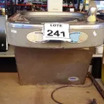 LOTE 241 - 01 BEBEDOURO DE PARE EM INOX MARCA IBBL. (NO ESTADO) ATENÇÃO! FAZER A VISITAÇÃO ANTES DE ARREMATAR, NÃO SABEMOS SE FUNCIONA, LEILÃO NÃO TEM GARANTIA E NEM DEVOLUÇÃO, SUJEITO A POSSÍVEIS AVARIAS VISÍVEIS/OCULTAS E/OU AUSÊNCIA DE COMPONENTES.