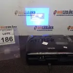LOTE 186 - 01 PROJETOR MARCA EPSON. (NO ESTADO) ATENÇÃO! FAZER A VISITAÇÃO ANTES DE ARREMATAR, NÃO SABEMOS SE FUNCIONA, LEILÃO NÃO TEM GARANTIA E NEM DEVOLUÇÃO, SUJEITO A POSSÍVEIS AVARIAS VISÍVEIS/OCULTAS E/OU AUSÊNCIA DE COMPONENTES