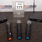 LOTE 171 - 02 RECEPTORES DE MICROFONE SEM FIO E 03 MICROFONES. (NO ESTADO) ATENÇÃO! FAZER A VISITAÇÃO ANTES DE ARREMATAR, NÃO SABEMOS SE FUNCIONA, LEILÃO NÃO TEM GARANTIA E NEM DEVOLUÇÃO, SUJEITO A POSSÍVEIS AVARIAS VISÍVEIS/OCULTAS E/OU AUSÊNCIA DE COMPONENTES