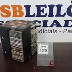 LOTE 123 - 01 PORTA CD COM GRANDE QUANTIDADE DE CDS DIVERSOS. (NO ESTADO) ATENÇÃO! FAZER A VISITAÇÃO ANTES DE ARREMATAR, NÃO SABEMOS SE FUNCIONA, LEILÃO NÃO TEM GARANTIA E NEM DEVOLUÇÃO, SUJEITO A POSSÍVEIS AVARIAS VISÍVEIS/OCULTAS E/OU AUSÊNCIA DE COMPONENTES.
