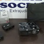 LOTE 302 - 01 PROJETOR MARCA BENQ, 02 MINIS PC MARCA INIT E 01 MALETA. (NO ESTADO) ATENÇÃO! FAZER A VISITAÇÃO ANTES DE ARREMATAR, NÃO SABEMOS SE FUNCIONA, LEILÃO NÃO TEM GARANTIA E NEM DEVOLUÇÃO, SUJEITO A POSSÍVEIS AVARIAS VISÍVEIS/OCULTAS E/OU AUSÊNCIA DE COMPONENTES.