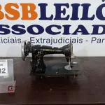 LOTE 232 - 01 MÁQUINA DE COSTURA MARCA SINGER. (NO ESTADO) ATENÇÃO! FAZER A VISITAÇÃO ANTES DE ARREMATAR, NÃO SABEMOS SE FUNCIONA, LEILÃO NÃO TEM GARANTIA E NEM DEVOLUÇÃO, SUJEITO A POSSÍVEIS AVARIAS VISÍVEIS/OCULTAS E/OU AUSÊNCIA DE COMPONENTES