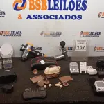 LOTE 167 - 01 LOTE COM VÁRIAS LANTERNAS, CARREGADORES DE PILHA, MASSAGEADORES, BALANÇAS E ELETRÔNICOS DIVERSOS. (NO ESTADO) ATENÇÃO! FAZER A VISITAÇÃO ANTES DE ARREMATAR, NÃO SABEMOS SE FUNCIONA, LEILÃO NÃO TEM GARANTIA E NEM DEVOLUÇÃO, SUJEITO A POSSÍVEIS AVARIAS VISÍVEIS/OCULTAS E/OU AUSÊNCIA DE COMPONENTES
