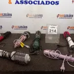 LOTE 214 - 01 LOTE COM VÁRIAS ESCOVAS DE CABELO ELÉTRICO. (NO ESTADO) ATENÇÃO! FAZER A VISITAÇÃO ANTES DE ARREMATAR, NÃO SABEMOS SE FUNCIONA, LEILÃO NÃO TEM GARANTIA E NEM DEVOLUÇÃO, SUJEITO A POSSÍVEIS AVARIAS VISÍVEIS/OCULTAS E/OU AUSÊNCIA DE COMPONENTES