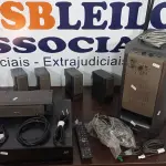 LOTE 111 - 01 BLU RAY DISC COM 05 CAIXAS, CABOS E CONTROLE MARCA SONY. (NO ESTADO) ATENÇÃO! FAZER A VISITAÇÃO ANTES DE ARREMATAR, NÃO SABEMOS SE FUNCIONA, LEILÃO NÃO TEM GARANTIA E NEM DEVOLUÇÃO, SUJEITO A POSSÍVEIS AVARIAS VISÍVEIS/OCULTAS E/OU AUSÊNCIA DE COMPONENTES.