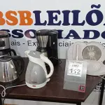 LOTE 112 - 02 CAFETEIRAS, 02 GARRAFAS TÉRMICAS, 02 SANDUICHEIRAS E 01 FATIADOR DE FRIOS. (NO ESTADO) ATENÇÃO! FAZER A VISITAÇÃO ANTES DE ARREMATAR, NÃO SABEMOS SE FUNCIONA, LEILÃO NÃO TEM GARANTIA E NEM DEVOLUÇÃO, SUJEITO A POSSÍVEIS AVARIAS VISÍVEIS/OCULTAS E/OU AUSÊNCIA DE COMPONENTES.