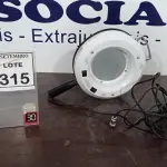 LOTE 315 - 01 LUMINÁRIA COM LUPA. (NO ESTADO) ATENÇÃO! FAZER A VISITAÇÃO ANTES DE ARREMATAR, NÃO SABEMOS SE FUNCIONA, LEILÃO NÃO TEM GARANTIA E NEM DEVOLUÇÃO, SUJEITO A POSSÍVEIS AVARIAS VISÍVEIS/OCULTAS E/OU AUSÊNCIA DE COMPONENTES.