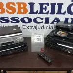 LOTE 125 - 06 APARELHOS DE DVD, 03 BLU RAY E 01 VÍDEO CASSETE DE MARCAS E MODELOS DIVERSOS. (NO ESTADO) ATENÇÃO! FAZER A VISITAÇÃO ANTES DE ARREMATAR, NÃO SABEMOS SE FUNCIONA, LEILÃO NÃO TEM GARANTIA E NEM DEVOLUÇÃO, SUJEITO A POSSÍVEIS AVARIAS VISÍVEIS/OCULTAS E/OU AUSÊNCIA DE COMPONENTES.