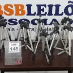 LOTE 148 - 09 TRIPÉS PARA CÂMERAS. (NO ESTADO) ATENÇÃO! FAZER A VISITAÇÃO ANTES DE ARREMATAR, NÃO SABEMOS SE FUNCIONA, LEILÃO NÃO TEM GARANTIA E NEM DEVOLUÇÃO, SUJEITO A POSSÍVEIS AVARIAS VISÍVEIS/OCULTAS E/OU AUSÊNCIA DE COMPONENTES.