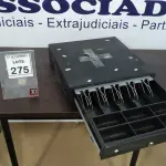 LOTE 275 - 01 GAVETA DE DINHEIRO. (NO ESTADO) ATENÇÃO! FAZER A VISITAÇÃO ANTES DE ARREMATAR, NÃO SABEMOS SE FUNCIONA, LEILÃO NÃO TEM GARANTIA E NEM DEVOLUÇÃO, SUJEITO A POSSÍVEIS AVARIAS VISÍVEIS/OCULTAS E/OU AUSÊNCIA DE COMPONENTES.