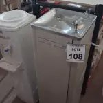 LOTE 108 - 02 BEBEDOUROS SENDO 01 PARA GARRAFÃO. (NO ESTADO) ATENÇÃO! FAZER A VISITAÇÃO ANTES DE ARREMATAR, NÃO SABEMOS SE FUNCIONA, LEILÃO NÃO TEM GARANTIA E NEM DEVOLUÇÃO, SUJEITO A POSSÍVEIS AVARIAS VISÍVEIS/OCULTAS E/OU AUSÊNCIA DE COMPONENTES.