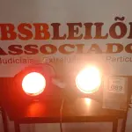 LOTE 089 - 02 REFLETORES DE PALCO. (NO ESTADO) ATENÇÃO! FAZER A VISITAÇÃO ANTES DE ARREMATAR, NÃO SABEMOS SE FUNCIONA, LEILÃO NÃO TEM GARANTIA E NEM DEVOLUÇÃO, SUJEITO A POSSÍVEIS AVARIAS VISÍVEIS/OCULTAS E/OU AUSÊNCIA DE COMPONENTES.