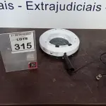LOTE 315 - 01 LUMINÁRIA COM LUPA. (NO ESTADO) ATENÇÃO! FAZER A VISITAÇÃO ANTES DE ARREMATAR, NÃO SABEMOS SE FUNCIONA, LEILÃO NÃO TEM GARANTIA E NEM DEVOLUÇÃO, SUJEITO A POSSÍVEIS AVARIAS VISÍVEIS/OCULTAS E/OU AUSÊNCIA DE COMPONENTES.