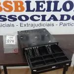 LOTE 079 - 01 GAVETA DE DINHEIRO. (NO ESTADO) ATENÇÃO! FAZER A VISITAÇÃO ANTES DE ARREMATAR, NÃO SABEMOS SE FUNCIONA, LEILÃO NÃO TEM GARANTIA E NEM DEVOLUÇÃO, SUJEITO A POSSÍVEIS AVARIAS VISÍVEIS/OCULTAS E/OU AUSÊNCIA DE COMPONENTES.