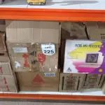 LOTE 225 - 01 LOTE COM GRANDE QUANTIDADE DE CAPAS PARA CD, PORTA CARIMBOS E FILTROS ANTI-REFLEXÍVEL. (NO ESTADO) ATENÇÃO! FAZER A VISITAÇÃO ANTES DE ARREMATAR, NÃO SABEMOS SE FUNCIONA, LEILÃO NÃO TEM GARANTIA E NEM DEVOLUÇÃO, SUJEITO A POSSÍVEIS AVARIAS VISÍVEIS/OCULTAS E/OU AUSÊNCIA DE COMPONENTES