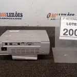 LOTE 200 - 01 PROJETOR MARCA LG. (NO ESTADO) ATENÇÃO! FAZER A VISITAÇÃO ANTES DE ARREMATAR, NÃO SABEMOS SE FUNCIONA, LEILÃO NÃO TEM GARANTIA E NEM DEVOLUÇÃO, SUJEITO A POSSÍVEIS AVARIAS VISÍVEIS/OCULTAS E/OU AUSÊNCIA DE COMPONENTES