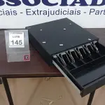LOTE 145 - 01 GAVETA DE DINHEIRO. (NO ESTADO) ATENÇÃO! FAZER A VISITAÇÃO ANTES DE ARREMATAR, NÃO SABEMOS SE FUNCIONA, LEILÃO NÃO TEM GARANTIA E NEM DEVOLUÇÃO, SUJEITO A POSSÍVEIS AVARIAS VISÍVEIS/OCULTAS E/OU AUSÊNCIA DE COMPONENTES.