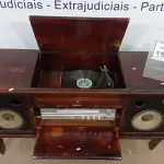LOTE 156 - 01 VITROLA ANTIGA STÉREO FUNCIONAL, VINIL AMPLIFICADOR, CAIXAS EMBUTIDAS MARCA PHILIPS. (NO ESTADO) ATENÇÃO! FAZER A VISITAÇÃO ANTES DE ARREMATAR, NÃO SABEMOS SE FUNCIONA, LEILÃO NÃO TEM GARANTIA E NEM DEVOLUÇÃO, SUJEITO A POSSÍVEIS AVARIAS VISÍVEIS/OCULTAS E/OU AUSÊNCIA DE COMPONENTES.