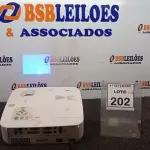 LOTE 202 - 01 PROJETOR COM CABOS MARCA NEC. (NO ESTADO) ATENÇÃO! FAZER A VISITAÇÃO ANTES DE ARREMATAR, NÃO SABEMOS SE FUNCIONA, LEILÃO NÃO TEM GARANTIA E NEM DEVOLUÇÃO, SUJEITO A POSSÍVEIS AVARIAS VISÍVEIS/OCULTAS E/OU AUSÊNCIA DE COMPONENTES