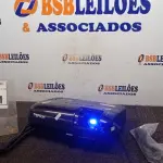 LOTE 191 - 01 PROJETOR COM CABOS MARCA EPSON. (NO ESTADO) ATENÇÃO! FAZER A VISITAÇÃO ANTES DE ARREMATAR, NÃO SABEMOS SE FUNCIONA, LEILÃO NÃO TEM GARANTIA E NEM DEVOLUÇÃO, SUJEITO A POSSÍVEIS AVARIAS VISÍVEIS/OCULTAS E/OU AUSÊNCIA DE COMPONENTES