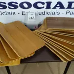 LOTE 243 - 20 PLACAS DE MADEIRA. (NO ESTADO) ATENÇÃO! FAZER A VISITAÇÃO ANTES DE ARREMATAR, NÃO SABEMOS SE FUNCIONA, LEILÃO NÃO TEM GARANTIA E NEM DEVOLUÇÃO, SUJEITO A POSSÍVEIS AVARIAS VISÍVEIS/OCULTAS E/OU AUSÊNCIA DE COMPONENTES.