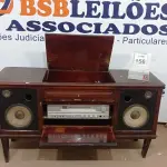 LOTE 156 - 01 VITROLA ANTIGA STÉREO FUNCIONAL, VINIL AMPLIFICADOR, CAIXAS EMBUTIDAS MARCA PHILIPS. (NO ESTADO) ATENÇÃO! FAZER A VISITAÇÃO ANTES DE ARREMATAR, NÃO SABEMOS SE FUNCIONA, LEILÃO NÃO TEM GARANTIA E NEM DEVOLUÇÃO, SUJEITO A POSSÍVEIS AVARIAS VISÍVEIS/OCULTAS E/OU AUSÊNCIA DE COMPONENTES.