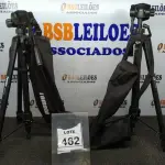 LOTE 462 - 02 TRIPÉS PARA CÂMERAS MARCA TOMATE. (NO ESTADO) ATENÇÃO! FAZER A VISITAÇÃO ANTES DE ARREMATAR, NÃO SABEMOS SE FUNCIONA, LEILÃO NÃO TEM GARANTIA E NEM DEVOLUÇÃO, SUJEITO A POSSÍVEIS AVARIAS VISÍVEIS/OCULTAS E/OU AUSÊNCIA DE COMPONENTES.